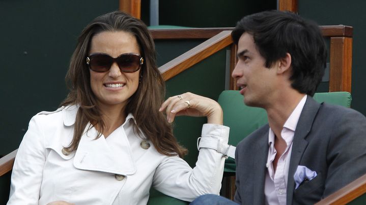 Pippa Middleton et un ami, lors d'un match du tournoi de Roland Garros, &agrave; Paris, en mai 2011. (PATRICK KOVARIK / AFP)