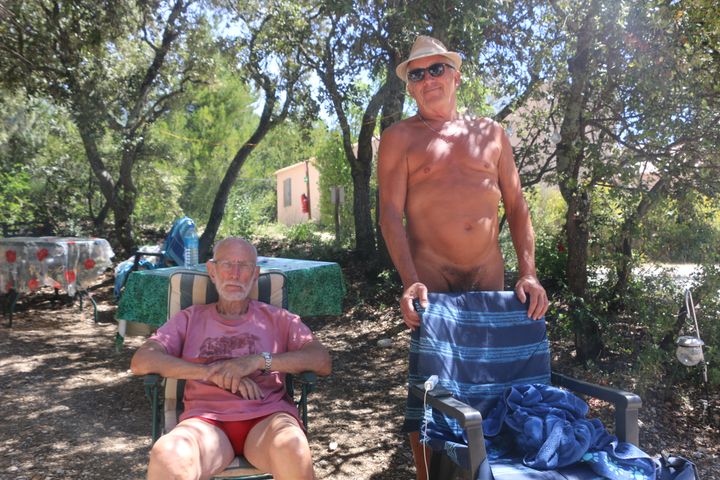 Alain et Georges au camping de Bélézy (Vaucluse), le 6 juillet 2020. (ELISE LAMBERT / FRANCEINFO)