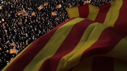 Des manifestants brandissent des drapeaux catalans lors d'une manifestation en faveur de l'indépendance de la région, le 11 mars 2018 à Barcelone (Espagne). (MANU FERNANDEZ / AP / SIPA)