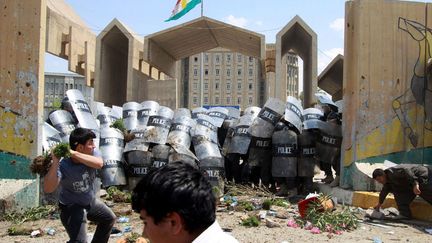 Affrontements entre manifestants kurdes et policiers &agrave; Erbil (Irak), le 8 mai 2012. (KAMAL AKRAYI / EPA / MAXPPP)