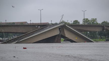 Vue du pont Carola à Dresde (Saxe, Allemagne) qui s'est partiellement effondré, à cause des pluies torrentielles de la dépression Boris, le 16 septembre 2024. (ROBERT MICHAEL / DPA / AFP)