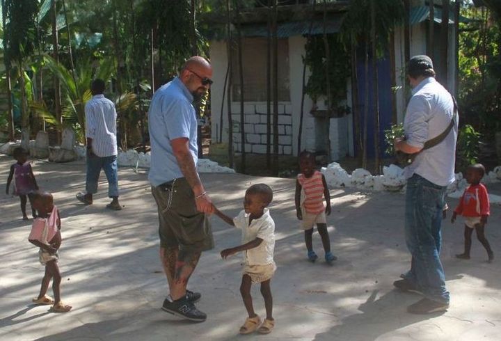 Gianluca Iannone, leader de CPI, en voyage humanitaire au Kenya en 2011. CasaPound a mené plusieurs opérations humanitaires «identitaires», soutenant les Karen de Birmanie ou les Serbes du Kosovo.