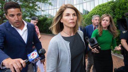 L'actrice Lori Loughlin sort du tribunal&nbsp;John Joseph Moakley, à Boston, entourée de reporters après une audience le 27 août 2019 (MATTHEW HEALEY / MAXPPP)