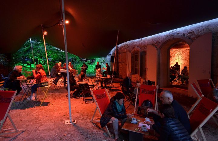 A l'extérieur du bar de l'after musical pendant le festival...
 (Bertrand Pichène)