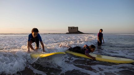 "Maintenant, nous avons un grand nombre de filles qui surfent, des filles qui sont l’avenir de ce club", déclare à Reuters le président du club. Il espère qu’un jour l’une d’elles finisse par le diriger.&nbsp; &nbsp; &nbsp; &nbsp; (REUTERS / IMANE DJAMIL)