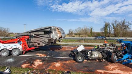 Un accident de la route, le 30 mars 2016 à hauteur de&nbsp;Roullet-Saint-Estèphe (Charente).  (YOHAN BONNET / AFP)