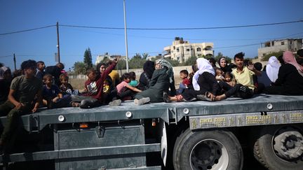 Des Palestiniens fuient le nord de la bande de Gaza, le 13 octobre 2023, après l'ordre d'évacuation lancé par l'armée israélienne. (MAJDI FATHI / NURPHOTO)