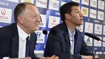 Bientôt la fin de la collaboration entre Jean-Michel Aulas et Hubert Fournier ? "Aucune décision à attendre d'ici la trêve" selon le président de l'OL... (PHILIPPE DESMAZES / AFP)