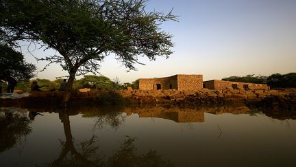 Début septembre, la cité royale de Méroé a été menacée par les eaux du Nil, distant de quelques centaines de mètres et séparé par des terrains agricoles. Le gardien du site a immédiatement envoyé des photos de l'intrusion de l'eau dans le site à Mahmoud Suleiman, directeur régional du service d'archéologie pour l'Etat du Nil et responsable du site.&nbsp; (ASHRAF SHAZLY / AFP)