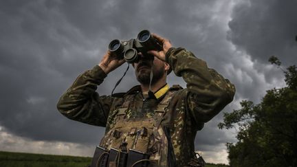 Un soldat ukrainien près de Donetsk, dans l'est de l'Ukraine, le 28 mai 2023. (MUHAMMED ENES YILDIRIM / ANADOLU AGENCY / AFP)