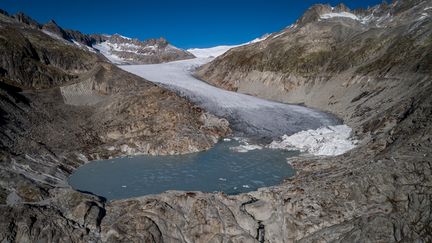 Vue aérienne du glacier du Rhône, en Suisse, et d'un lac formé par la fonte des glaces à cause du réchauffement climatique, le 27 octobre 2021. (FABRICE COFFRINI / AFP)