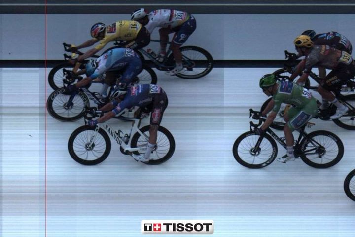 La photo-finish de la troisième étape du Tour de France 2022, qui a attribué la victoire à Dylan Groenewegen devant Wout van Aert à Sonderborg&nbsp; (Danemark), le 3 juillet 2022 . (ASO)