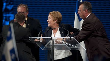 La nouvelle Premi&egrave;re ministre du Qu&eacute;bec, Pauline Marois, est &eacute;vacu&eacute;e par la police au moment d'une fusillade survenue &agrave; l'occasion de son discours de victoire, &agrave; Montr&eacute;al (Canada), le 4 septembre 2012 au soir. (GRAHAM HUGUES / AP / SIPA )