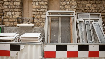 Des travaux de rénovation d'une résidence à Paris, en septembre 2022. (MAXPPP)