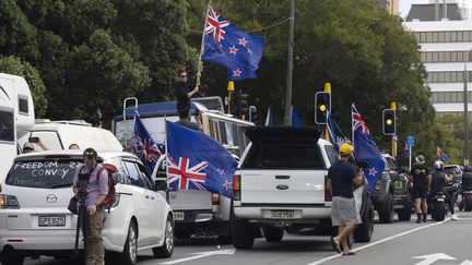 Des manifestants dans une rue proche du parlement néo-zélandais, à Wellington, mardi 8 février 2022.&nbsp; (MARTY MELVILLE / AFP)