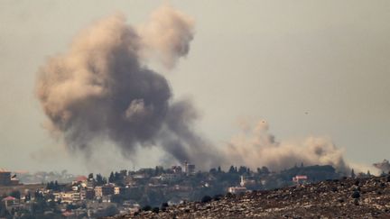 De la fumée s'échappe du village de Choukine (Liban) après une frappe israélienne, le 26 septembre 2024. (RABIH DAHER / AFP)