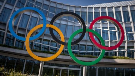 Les anneaux olympiques au siège du Comité international olympique (CIO) à Lausanne, en Suisse, le 19 mars 2024. (FABRICE COFFRINI / AFP)