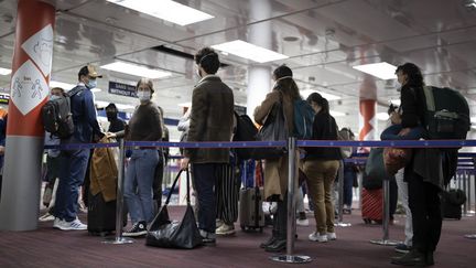 Des voyageurs à l'aéroport Roissy-Charles de Gaulle, le 25 avril 2021. (IAN LANGSDON / AFP)