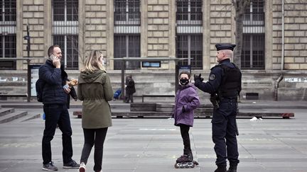 Stéphane Attal, guéri du Coronavirus après 22 jours d'hôpital, est "triste" de voir que certains Français ne respectent pas le confinement. (LIONEL BONAVENTURE / AFP)