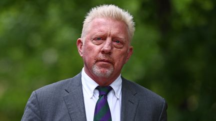 Boris Becker dans les rues de Londres le jours de son procès, le 29 avril 2022. (ADRIAN DENNIS / AFP)