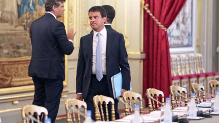 Le ministre de l'Int&eacute;rieur, Manuel Valls, au palais de l'Elys&eacute;e &agrave; Paris, pour le s&eacute;minaire du gouvernement, le 19 ao&ucirc;t 2013. (REMY DE LA MAUVINIERE / AFP)