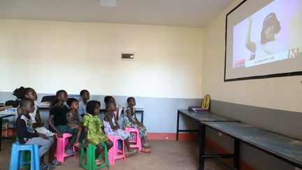 Des enfants regardent un programme télévisé dans une école du village de Bwerenga, district de Wakiso, le 10 septembre 2021. (ZHANG GAIPING / XINHUA)