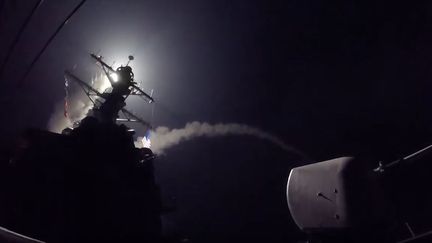 Les Etats-Unis ont tiré une soixantaine de missiles, depuis l'un des destroyers de la Navy, sur la base&nbsp;aérienne de Shayrat, près de Homs (Syrie), dans la nuit du jeudi 6 au vendredi 7 avril.&nbsp;&nbsp; (YOUTUBE/ Department of Defense)