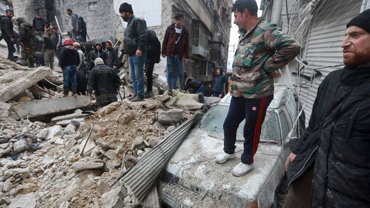 Les secours sont à pied d'œuvre à Alep en Syrie pour sauver les victimes coincées sous les décombres. (LOUAI BESHARA / AFP)