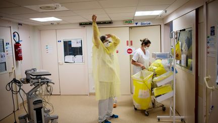 Des soignants s'équipent pour s'occuper d'un patient atteint du Covid-19 au CHU de Nantes (Loire-Atlantique), le 19 mai 2020.&nbsp; (LOIC VENANCE / AFP)