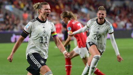 Alexandra Popp et Jule Brand, le 21 juillet 2022, lors du match Allemagne-Autriche de l'Euro 2022, à Brentford¨(Royaume-Uni). (SEBASTIAN GOLLNOW / DPA / AFP)