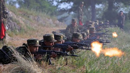 Une photo fournie par l'agence officielle nord-coréenne KCNA montrant l'armée nord-coréenne s'entraîner dans un lieu tenu secret, le 11 septembre 2024. (STR / KCNA VIA KNS / AFP)