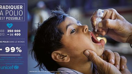 A Karachi, un petit garçon reçoit une dose de vaccin oral contre la polio.

  (  UNICEF/Zaidi)