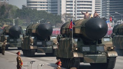 Une photo prise pendant le défilé militaire célébrant le 105e anniversaire de la naissance de Kim Il-Sung, le 15 avril 2017 à Pyongyang (Corée du Nord). (ED JONES / AFP)