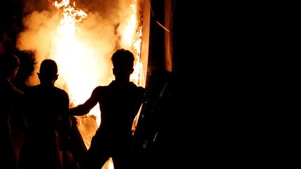 Des manifestants protestent après la double explosion qui a ravagé le port de Beyrouth, au Liban, le 11 août 2020. (THAIER AL-SUDANI / REUTERS)