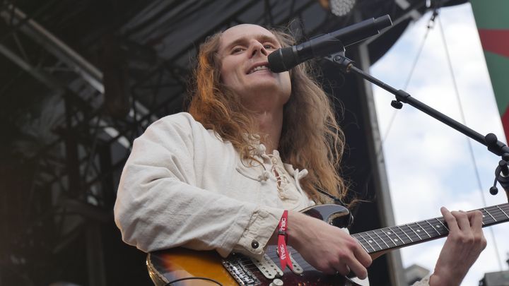 L'artiste Jacques sur la scène du parvis de l'Hôtel de Ville de Paris au Fnac Live, le 29 juin 2022. (LOUISE FRETET)