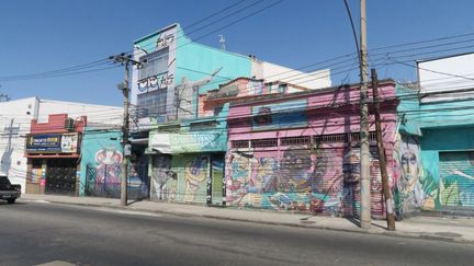 Des maisons taguées au centre du quartier pauvre de Ramos, au nord de Rio de Janeiro (Brésil), le 14 août 2016. (PIERRE GODON / FRANCETV INFO)