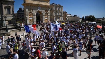 Des participants à la manifestation contre le pass sanitaire du 28 août 2021, à Montpellier (Hérault). (SYLVAIN THOMAS / AFP)