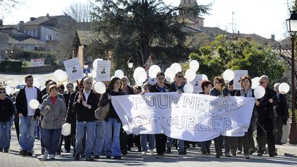 Plus de 200 personnes participent &agrave; une marche dans le village de Bouloc (Haute-Garonne), le 16 f&eacute;vrier 2013, deux ans apr&egrave;s la mort de la joggeuse&nbsp;Patricia Bouchon. (  MAXPPP)