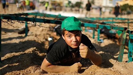 …Sans oublier de ramper sous des barbelés dans le sable brûlant. (REUTERS/Mohammed Salem)