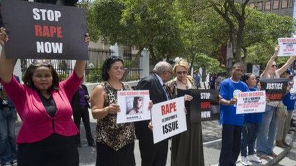 Manifestation contre le viol près du Parlement sud-africain au Cap le 11 février 2013. Le mot anglais «rape», en rouge sur les pancartes, signifie «viol». (AFP - RODGER BOSCH)