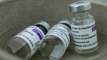 Des doses&nbsp;de&nbsp;Vaxzevria, le vaccin contre le Covid-19 de la société&nbsp;AstraZeneca. (AMIR MAKAR / AFP)