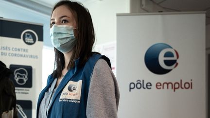 Une employée de Pôle emploi, à Bordeaux (Gironde), le 8 février 2022. (PHILIPPE LOPEZ / AFP)