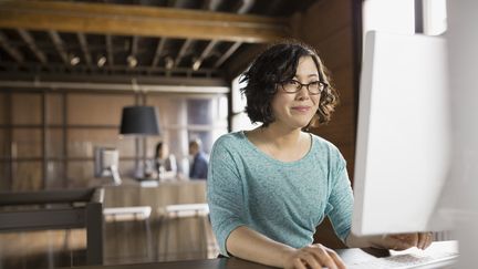 Au Japon, certaines entreprises interdisent aux femmes de porter des lunettes. (HERO IMAGES)