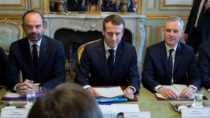 François de Rugy est assis à la gauche d'Emmanuel Macron, le 27 novembre 2018, lors du Conseil des ministres à l'Elysée, à Paris. (IAN LANGSDON / AFP)