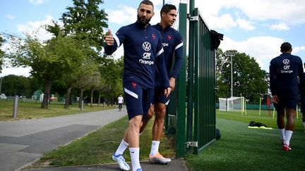 Karim Benzema et Raphaël Varane à Clairefontaine, le 1er juin 2022. (FRANCK FIFE / AFP)