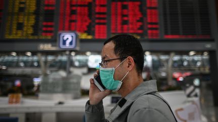 Un passager déambule dans les allées de l'aéroport international de Shanghaï (Chine), le 26 mars 2020. (HECTOR RETAMAL / AFP)