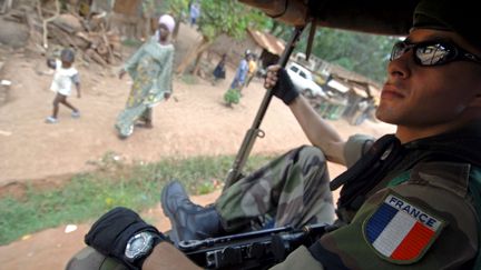 Un l&eacute;gionnaire fran&ccedil;ais en patrouille &agrave; Bangui (Centrafrique), en juillet 2007. (LIONEL HEALING / AFP)