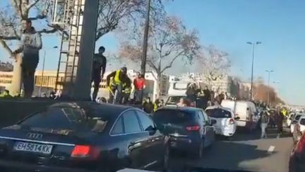 Des policiers ont été pris à partie par des manifestants, le 16 février 2019 à Lyon, lors d'une nouvelle mobilisation des "gilets jaunes".&nbsp; (TWITTER / ALTERNATIVE POLICE)