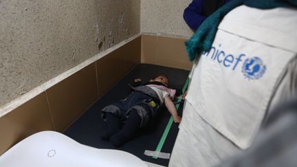 Des personnels de l'Unicef interviennent auprès d'enfants mal nourris en Syrie, en février 2017. (SAMER BOUIDANI / NURPHOTO / AFP)