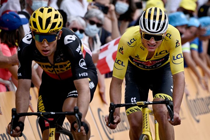 Wout van Aert (à gauche) et Mathieu van der Poel (à droite) à l'arrivée de la 7e étape du Tour de France 2021. (ANNE-CHRISTINE POUJOULAT / POOL / AFP)